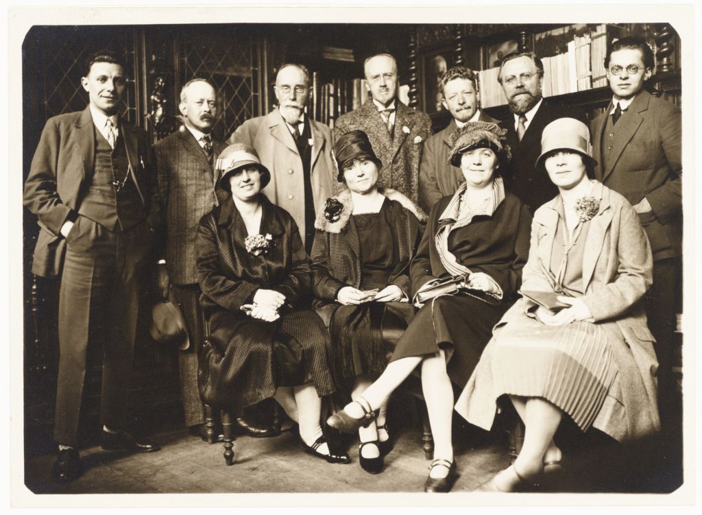 Staand v.l.n.r. Lode Zielens, Cornelis Veth, Herman Robbers, Carel, X, Em. de Bom, X. Zittend v.l.n.r. Jo van Dullemen-de Wit, Margo, Top Naeff, Marie van Zeggelen